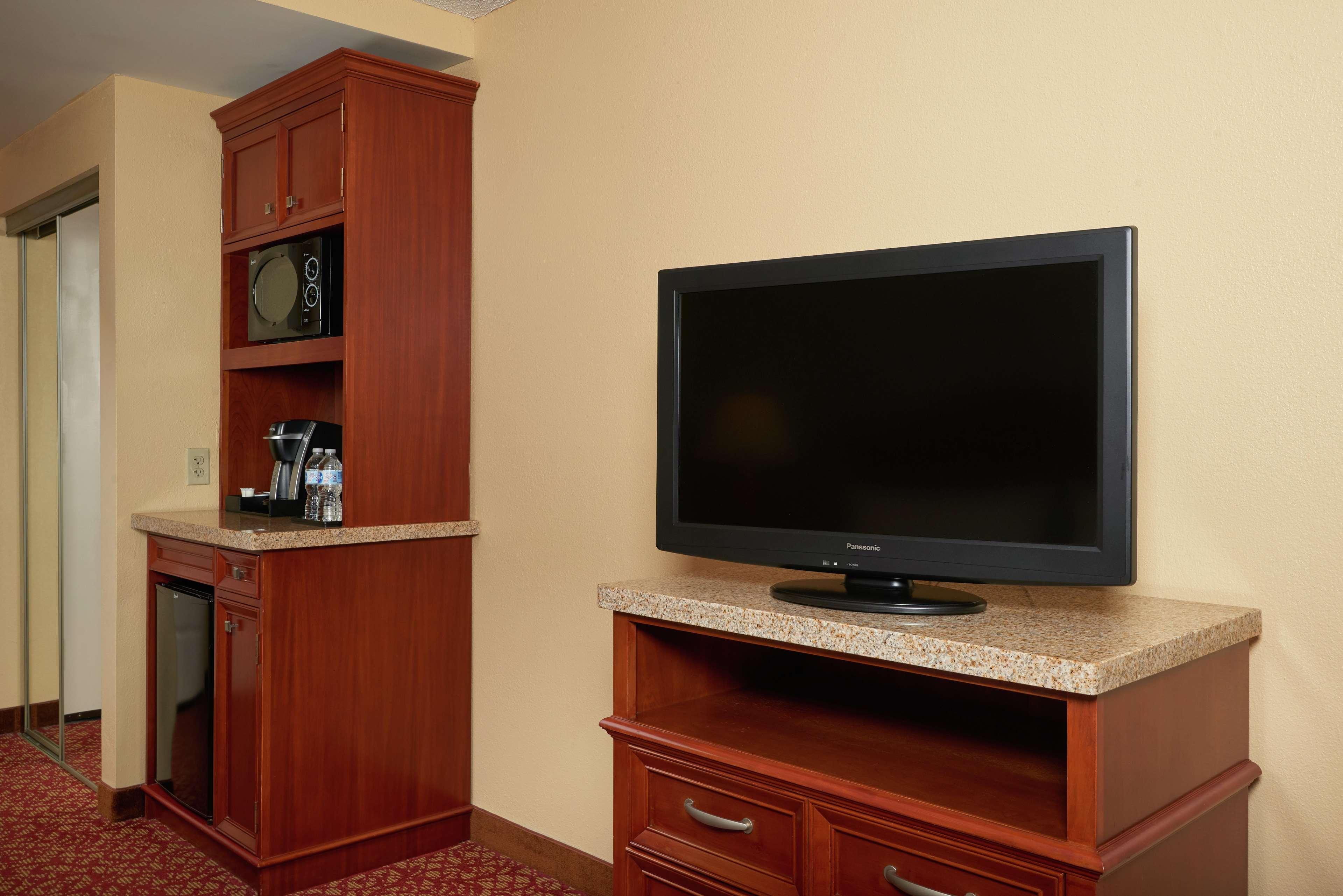 Hilton Garden Inn Newport News Exterior foto