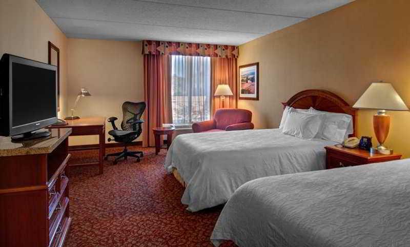 Hilton Garden Inn Newport News Exterior foto