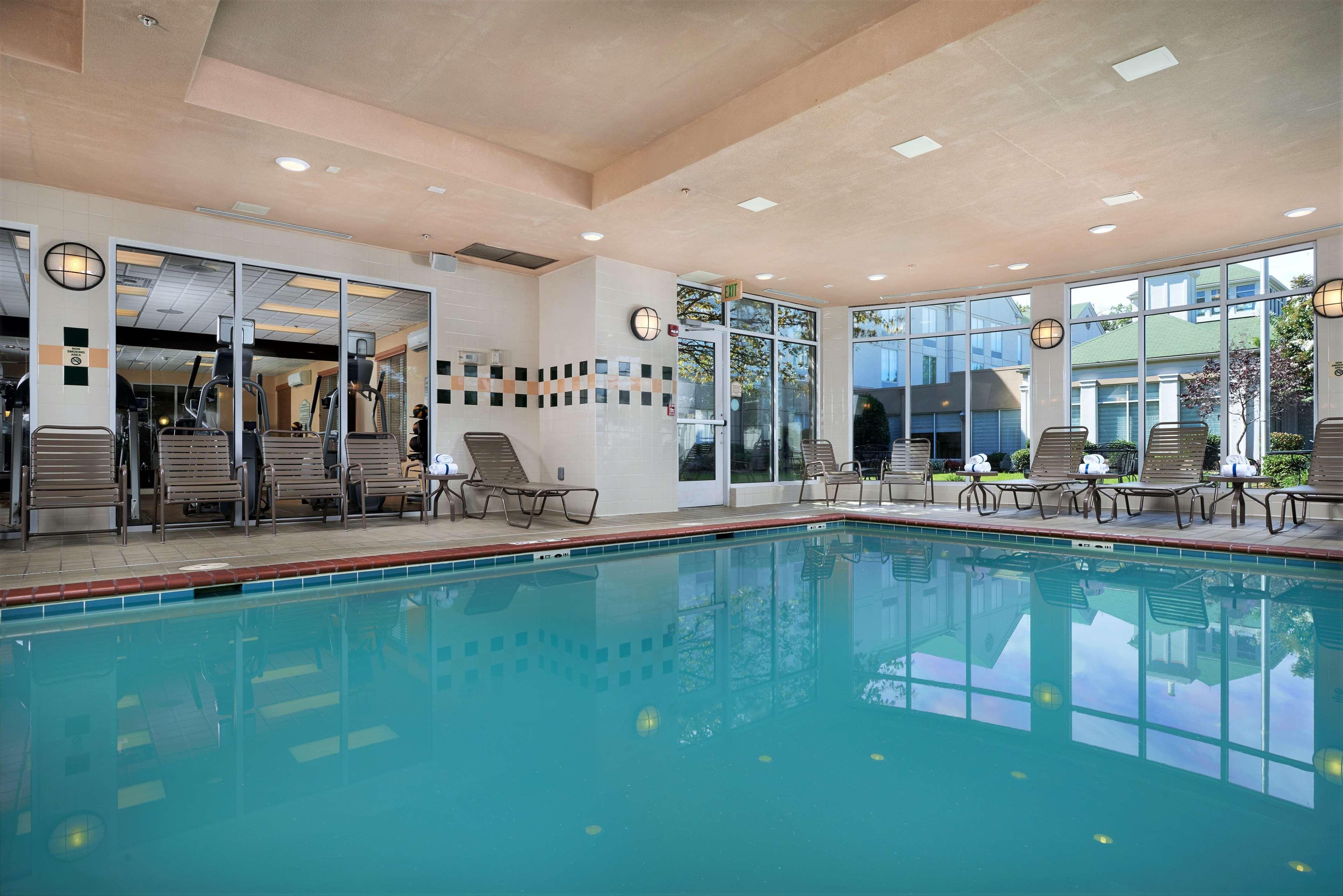 Hilton Garden Inn Newport News Exterior foto