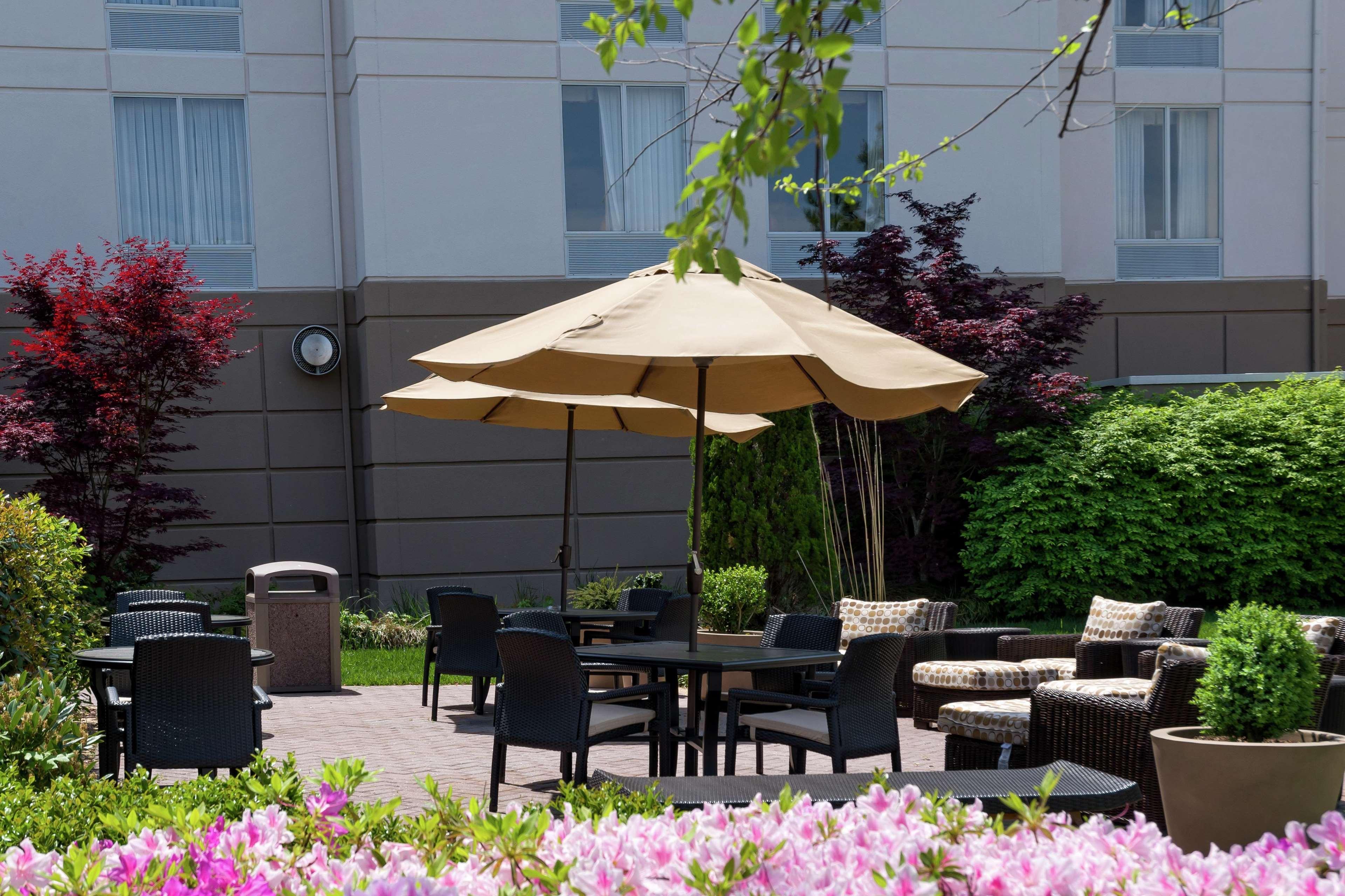 Hilton Garden Inn Newport News Exterior foto