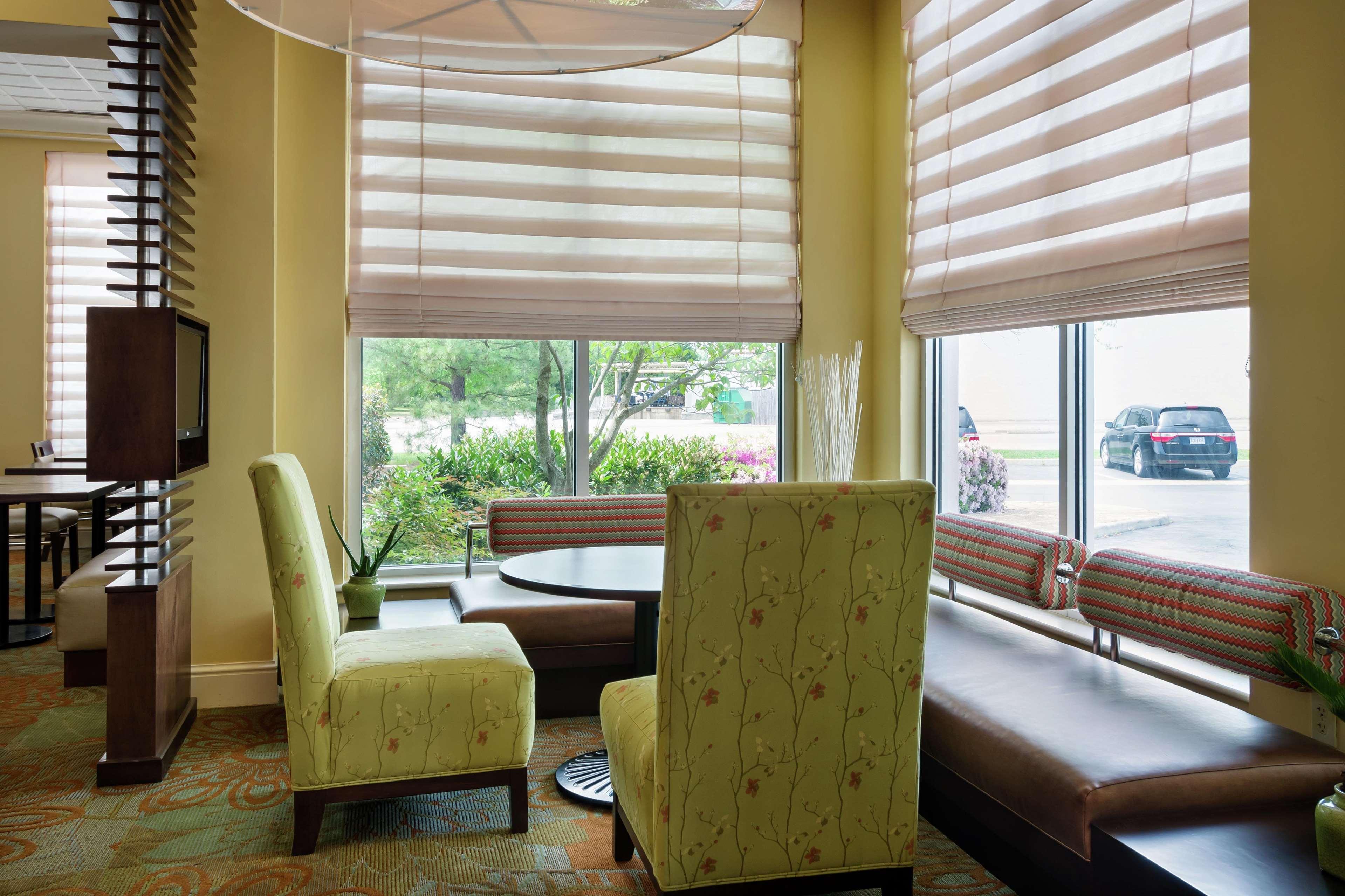 Hilton Garden Inn Newport News Exterior foto