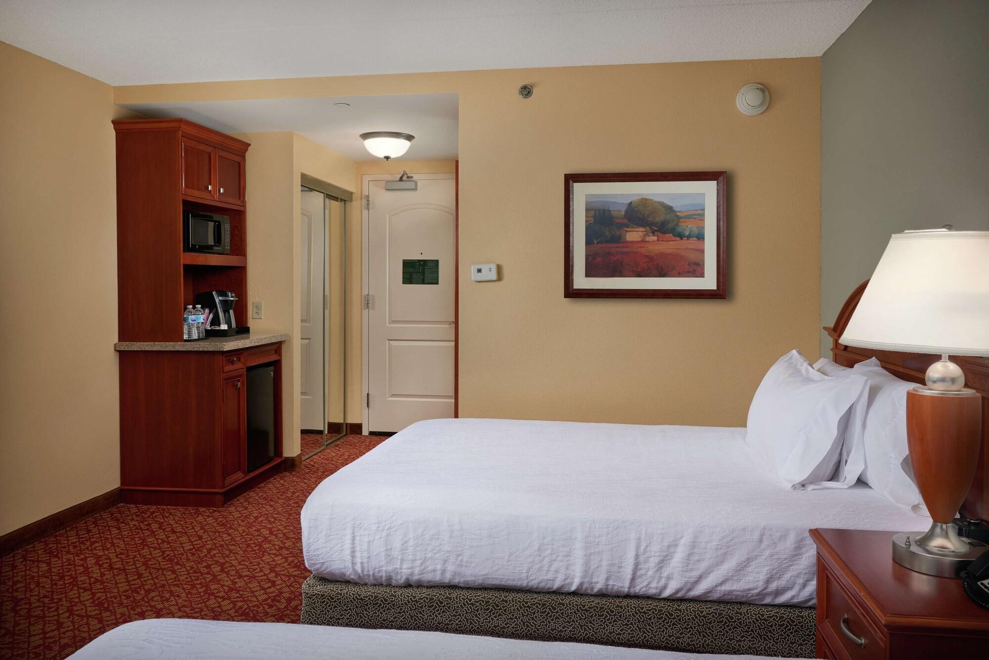 Hilton Garden Inn Newport News Exterior foto