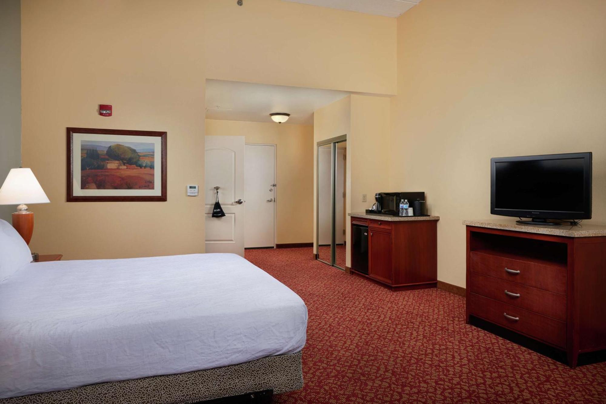 Hilton Garden Inn Newport News Exterior foto