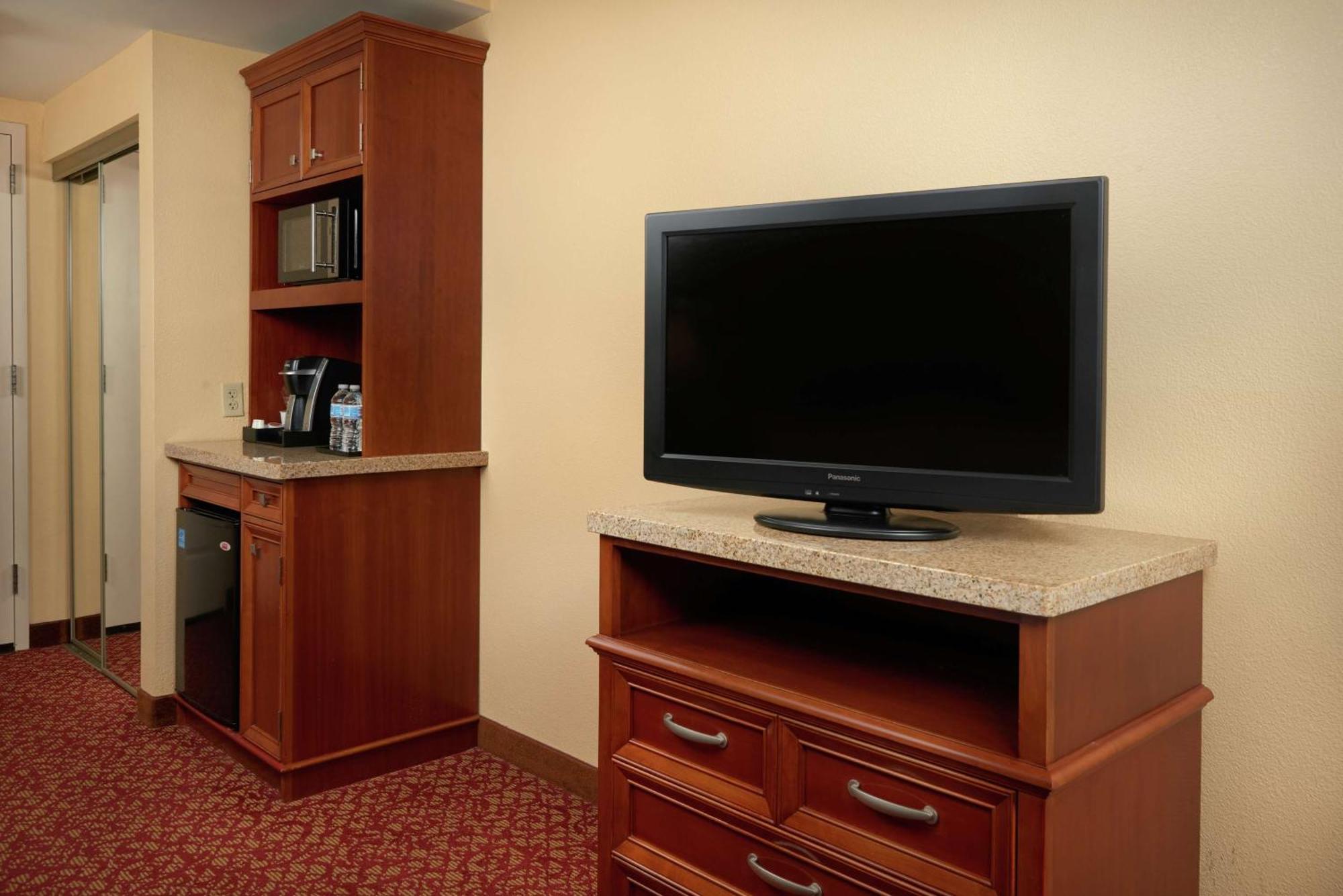 Hilton Garden Inn Newport News Exterior foto